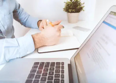 Drücken Sie auf den Button um zu KI gestützten Webseite zu kommen